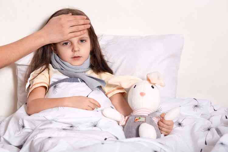 Ilustrasi tips menurunkan demam pada anak tanpa obat sirup