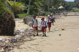 Sejumlah siswa SD 001 Sebatik dari Kamlung Sugai batang yang berjalan 7 kilometer untuk menuju sekolah mereka.  (KOMPAS.com/SUKOCO)