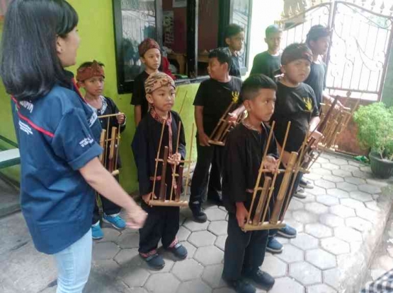 (Anak Anak Belajar Angklung, dok Sutiono)                  