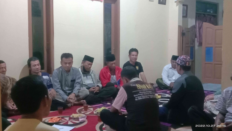 Kades Sumublor Bersama Warga Dusun VI Saat Bermusyawarah Pembentukan Ketua RT dan Ketua RW. Dokpri