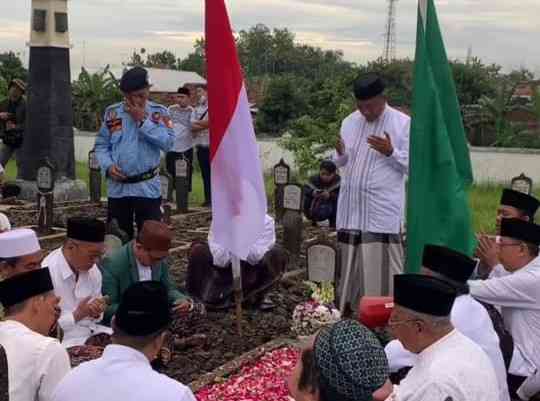 Dokumentasi : Ziarah makan Gus Muhammad Hasyim Mahfudz di Taman Makam Pahlawan Giri Dharma Pati.