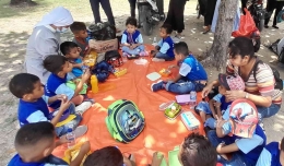 Para siswa TKK Canossa makan siang bersama di Pantai Lasiana, 29 Oktober 2022 (dok pribadi)
