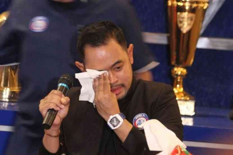 Gilang Juragan 99 nampak sedih ketika menyampaikan kemundurannya dari Presiden Arema FC tadi siang (sumber: ayojakarta.com/Tim Ayo 08)