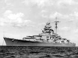 KMS Bismarck bersandar di ring luar Pelabuhan Hamburg