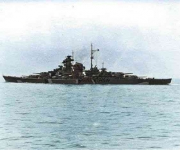 KMS Bismarck berlayar menuju laut lepas, September 1940