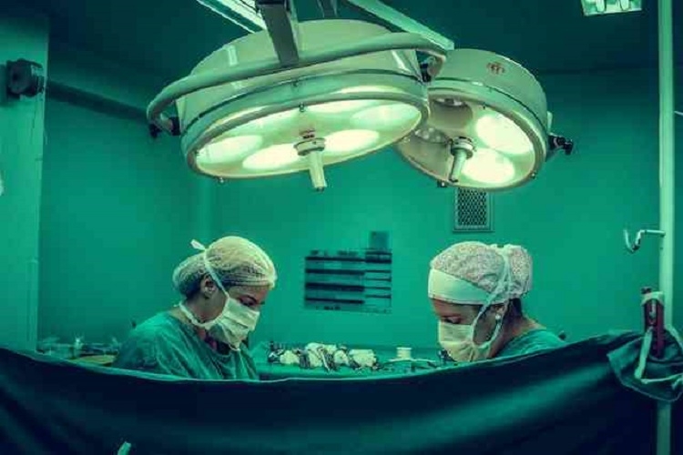 ilustrasi dokter yang sedang melakukan operasi-photo by Vidal Balielo from pexels