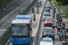 Pesepeda motor menerobos jalur Transjakarta (Sumber: antarafoto/Widodo S. Jusuf)
