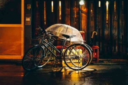 Ilustrasi gambar by review. Buka lapak. Com oleh Wahyu Kurniawan. Sebuah sepeda yang menepi dikala hujan melanda. ( 29 / 10 / 2022 ) 