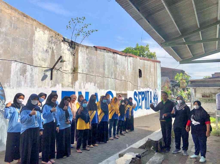 Potret kegiatan pemeriksaan jentik-jentik warga muktiharjo lor bersama KKN posko 22  Genuk, Semarang. (21/10/2022)(foto: Erlita/Tim KKN)