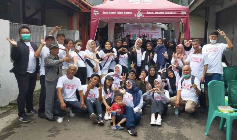 Kelompok 1 Modul Nusantara berfoto bersama penduduk Kampung Toleransi Luna (sumber: dokumentasi panitia Lunacity Calling)