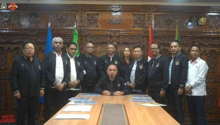 Ketum PSSI dan Jajarannya ( Foto Twitter.Com/PSSI)