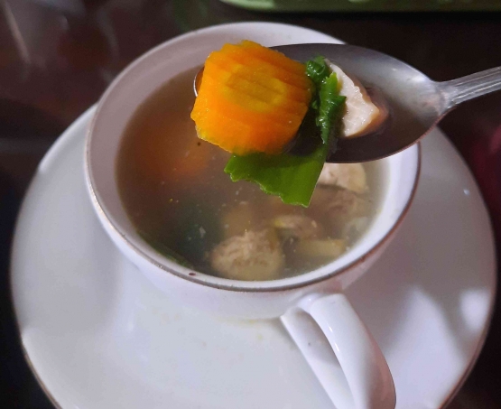 Foto secangkir sup. Menyeruput sup ayam selagi panas. Dokumen yuliyanti