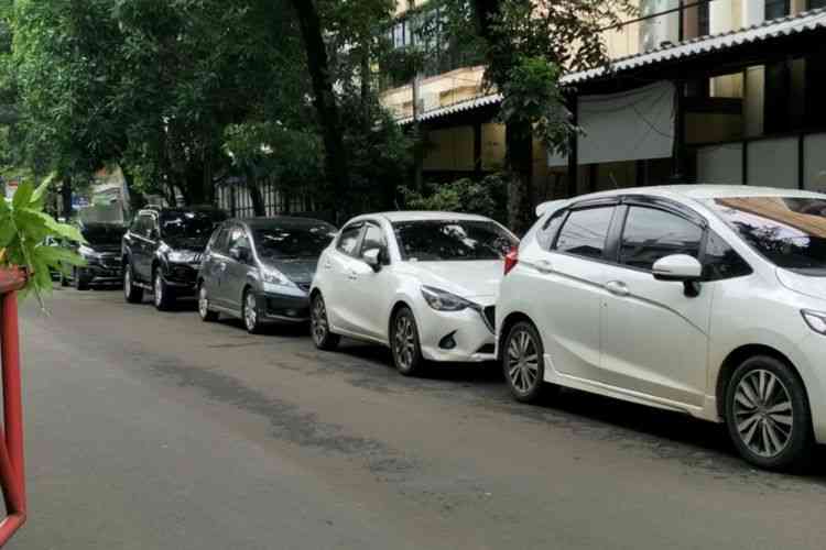 Ilustrasi Gambar Kendaraan Parkir di Bahu Jalan | Dokumen Foto Via Kompas.com
