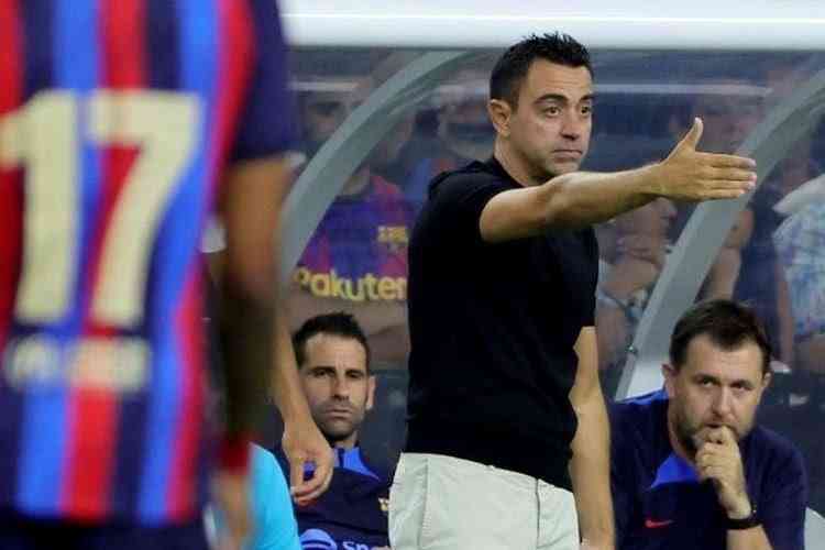 Xavi Hernandez sedang memberikan instruksi kepada para pemain Barcelona | (foto: bola.kompas.com)