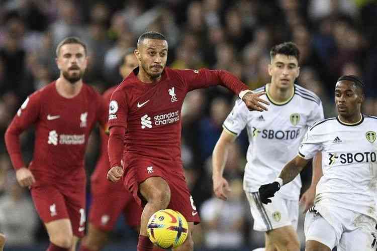 Jordan Henderson dan Thiago Alcantara berupaya menyamakan kedudukan setelah Liverpool tertinggal 1-2 dari Leeds (Foto AFP/Oli Scarff via Kompas.com).