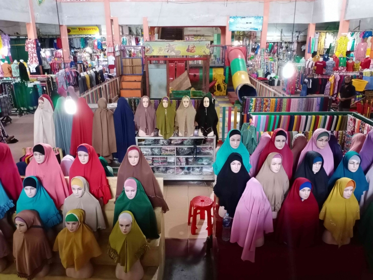 Keterangan foto: Beberapa contoh pakaian muslim yang dijual di pasar. (Foto: Sofiah)