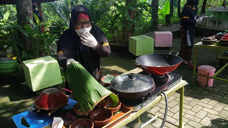 Warga Desa Wisata Hijau Belibante menyiapakan sarana prasarana Cooking Class I Sumber Foto : Dokumen Pribadi