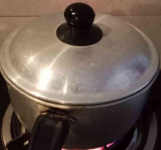 Foto merebus daging ayam supata lebih empuk. Dokpri Yuliyanti