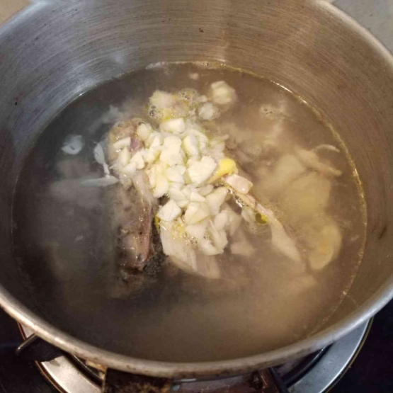 Foto gambar merebus ayam, dokumen Yuliyanti