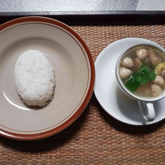Foto hidangan. Nasi putih bersanding dengan Sup Ayam Jahe.Dokumen Yuliyanti.