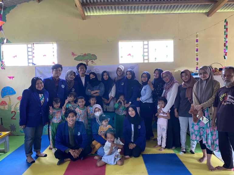 Foto bersama ibu guru dan wali murid PAUD KB Berseri/dokpri