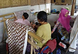Membuat Batik (dokumentasi pribadi)