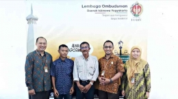 Penulis (tengah) bersama para Ketua Komisioner LO DIY (batik coklat) dalam diskusi solusi TPA Piyungan Bantul. Sumber: IG LO DIY