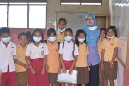 Ibu Siti Saudah berfoto bersama siswa-siswi kelas 4 SD Lawinu, Tanarara, Sumba Timur, NTT. (Foto:Lex) 