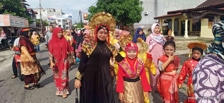 Kepala Sekolah, guru dan peserta didik hingga orang tua ikut pawai baju adat pada Sabtu, 29/10/2022 di Pekanbaru (Foto: Akbar Pitopang)