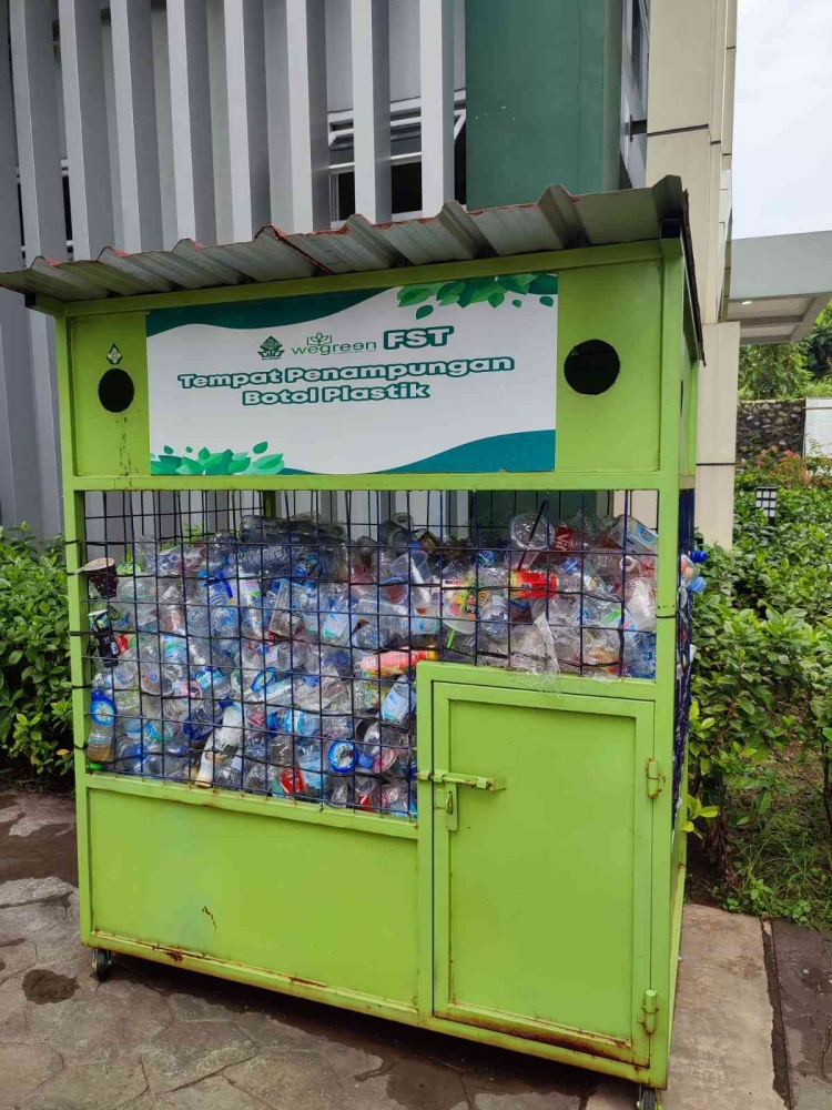 Tempat Penampungan Botol Plastik sebagai Upaya Dalam Menangulangi