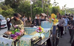 Menparekraf Sandiaga Uno naik andong saat berkunjung ke Desa Wisata Sumberbulu (foto: solo.suaramerdeka.com)