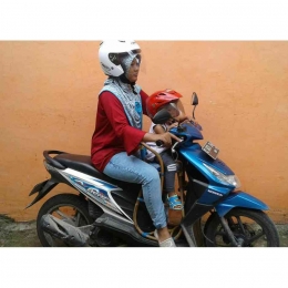 Ilustrasi boncengan portabel sepeda motor untuk keselamatan anak saat berkendara. (foto via shopee.com)