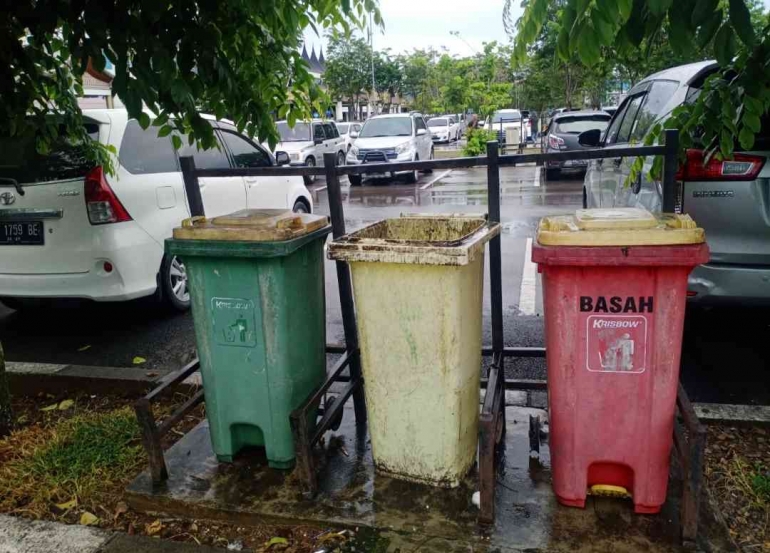 Tempat sampah bandara Minangkabau Padang Pariaman (30/10/22). Sumber: DokPri