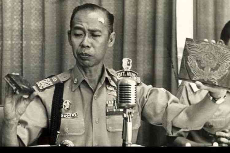 Kapolri Indonesia ke 5 Jenderal Hoegeng adalah sosok yang rendah hati dan bersahaja (source of image: kompas.com).