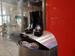 Der Sammler, sepatu hitam di atas tong sampah | Dokumentasi pribadi oleh Ino