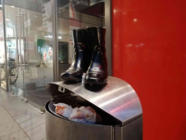 Der Sammler, sepatu hitam di atas tong sampah | Dokumentasi pribadi oleh Ino