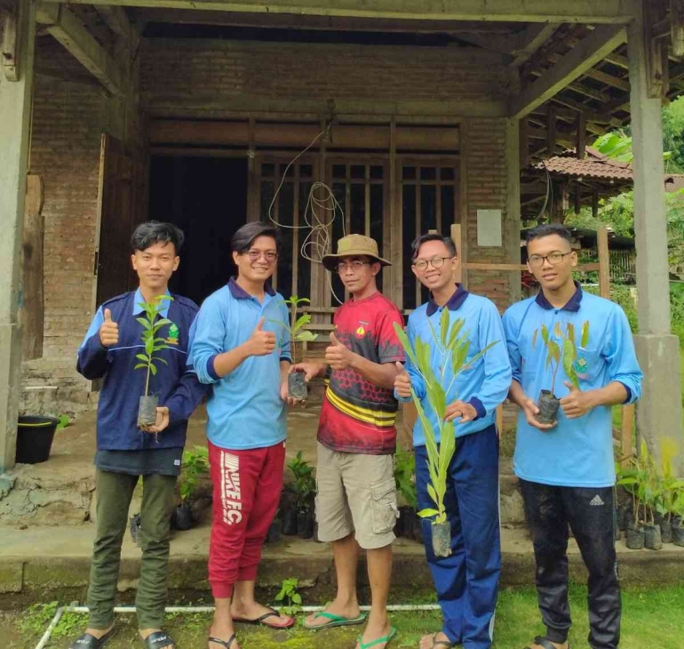 Penyerahan bibit Pohon ke Dusun Rejosari 