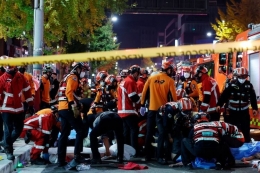Petugas penyelamat dan pemadam kebakaran bekerja di lokasi tragedi Halloween Itaewon. Seoul, Korea Selatan, Sabtu (29/10/2022) (YONHAP/LEE JI-EUN via AP via KOMPAS.com) 