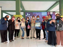 Gambar: Penyerahan Plakat kepada Kepala Sekolah SDN Pacar Keling V Surabaya (Dokpri)