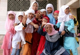 Sumber: wikipedia.org (Archivo:Muslim girls at Istiqlal Mosque jakarta.png)