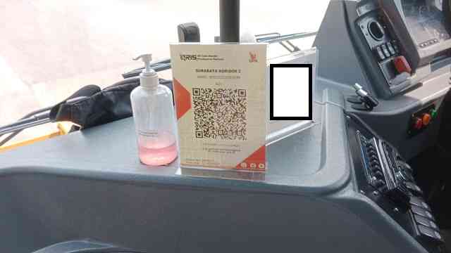 Papan QRIS yang dipasang di dekat sopir. Sementara ini pembayaran Trans Semanggi hanya bisa melalui QRIS. - Dokumentasi pribadi