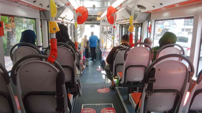 Petugas Teman Bus yang disiagakan di dalam bus.-Dokumentasi pribadi