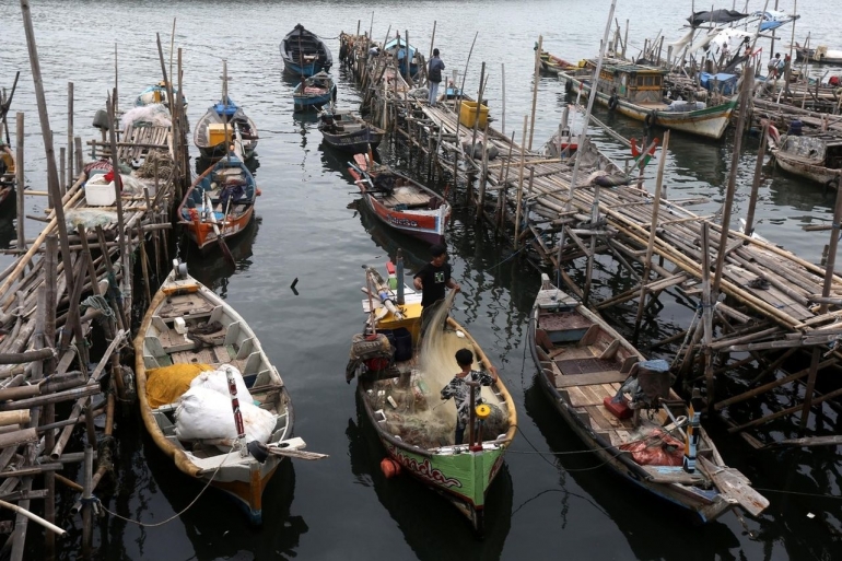 ilustrasi: Nelayan merapikan kembali jaringnya setelah pulang melaut di Kalibaru, Cilincing, Jakarta Utara, Kamis (16/7/2020). Dengan hanya menggunakan perahu kecil, daya jangkau mereka saat melaut sangat terbatas sehingga hasil yang diperoleh juga tidak bisa maksimal. Tak heran, sebagian nelayan di Kalibaru masih hidup di bawah garis kemiskinan. (Foto: KOMPAS/TOTOK WIJAYANTO)