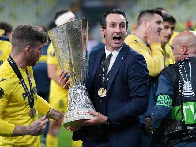 Unai Emery angkat piala liga Eropa 2021 bersama Villarreal setelah mengalahkan MU di final. | (Foto: bola.com)