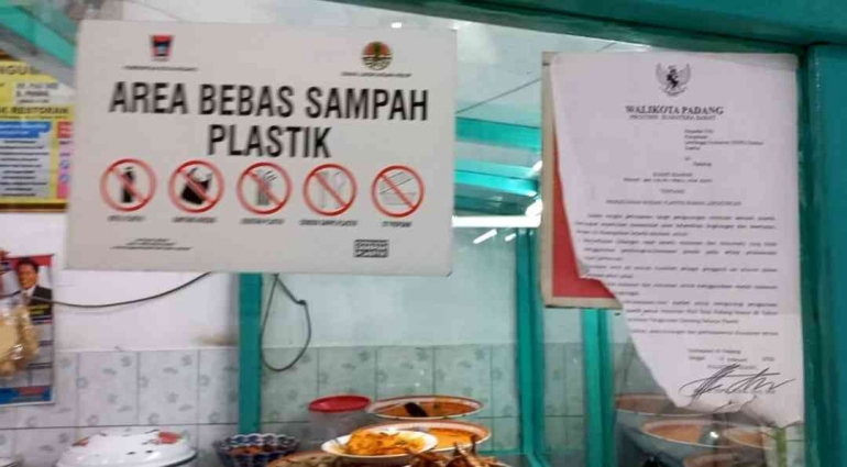 SE Wali Kota Padang tentang larangan plastik di tempel di warung dan tempat lainnya di Padang, (30/10). Sumber: DokPri