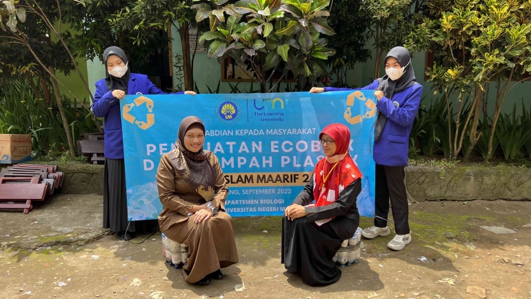 Perwakilan Guru SMP Islam Maarif 02 Malang Menguji Daya Tahan Kursi Ecobrick  (Dokpri)