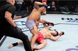Gambar 3. Jeka Saragih Memukul KO Won Bin Ki Dalam Ajang Road To UFC Semi Final (Sumber: newscorner.id)