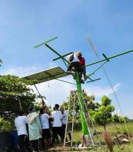 Proses instalasi Pohon Surya di Desa Simoketawang/dokpri