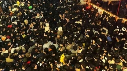 Potret kerumunan di Itaewon|dok. REUTERS/YONHAP, dimuat detik.com
