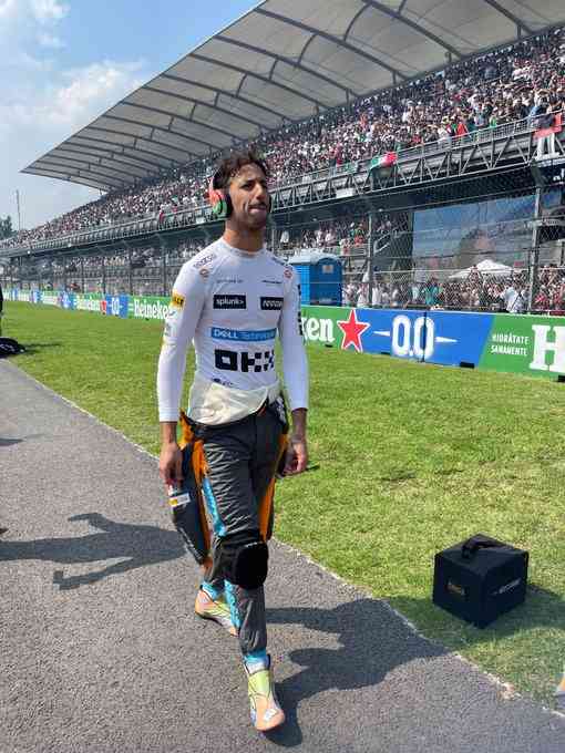 Ricciardo grid walk (@McLarenF1)